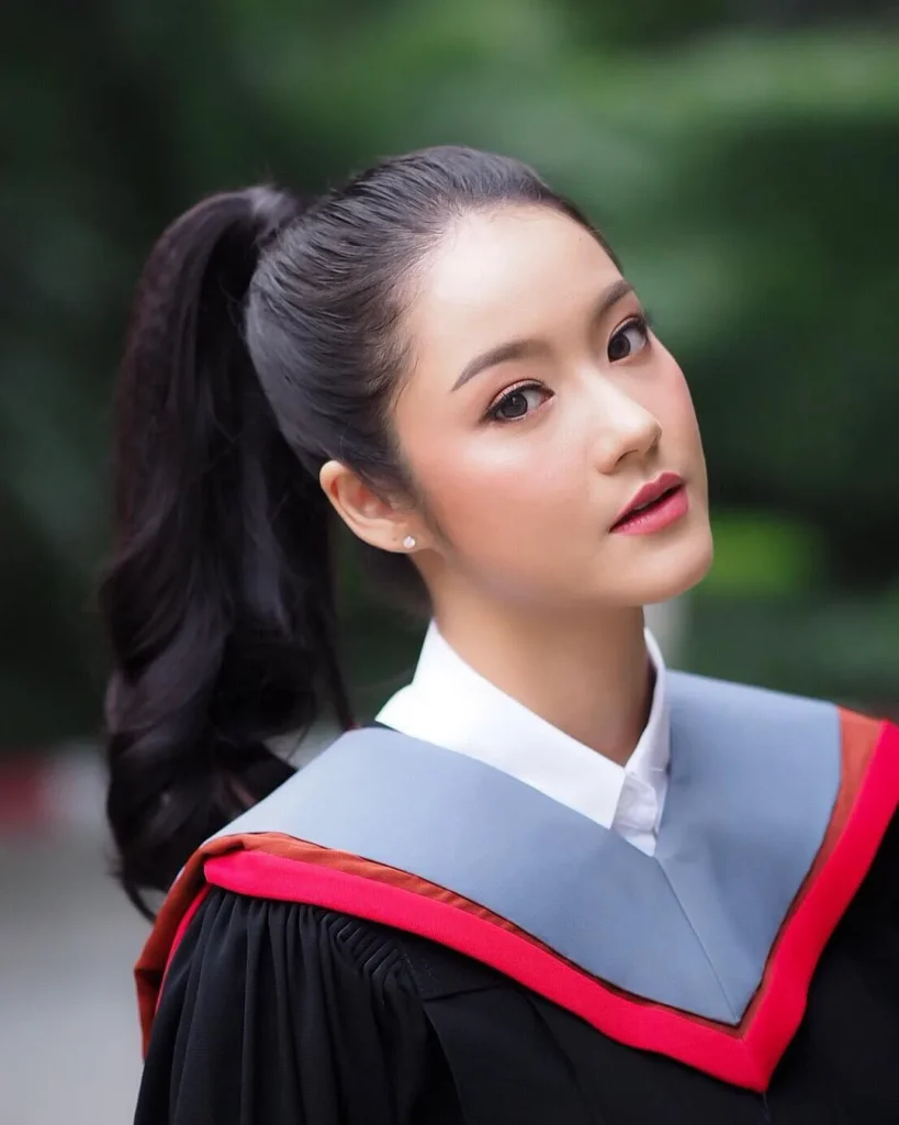 ทรงผมรับปริญญา มัดหางม้าสูง